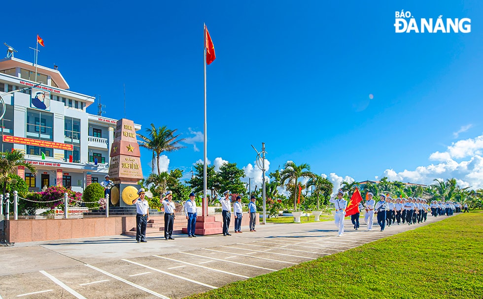 Diễu binh trên đảo Song Tử Tây