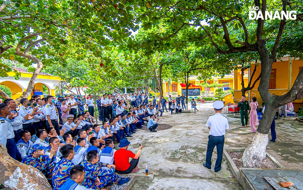 Giao lưu văn nghệ cùng cán bộ, chiến sĩ đang làm nhiệm vụ tại đảo Sinh Tồn, Trường Sa
