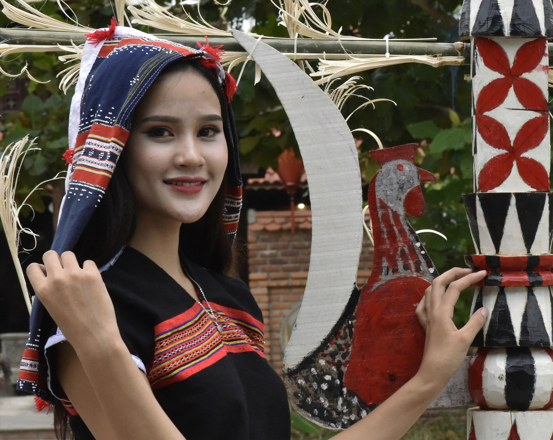 Thiếu nữ Cơ Tu trình diễn trang phục thổ cẩm tại Ngày hội Văn hóa các dân tộc miền Trung năm 2018.