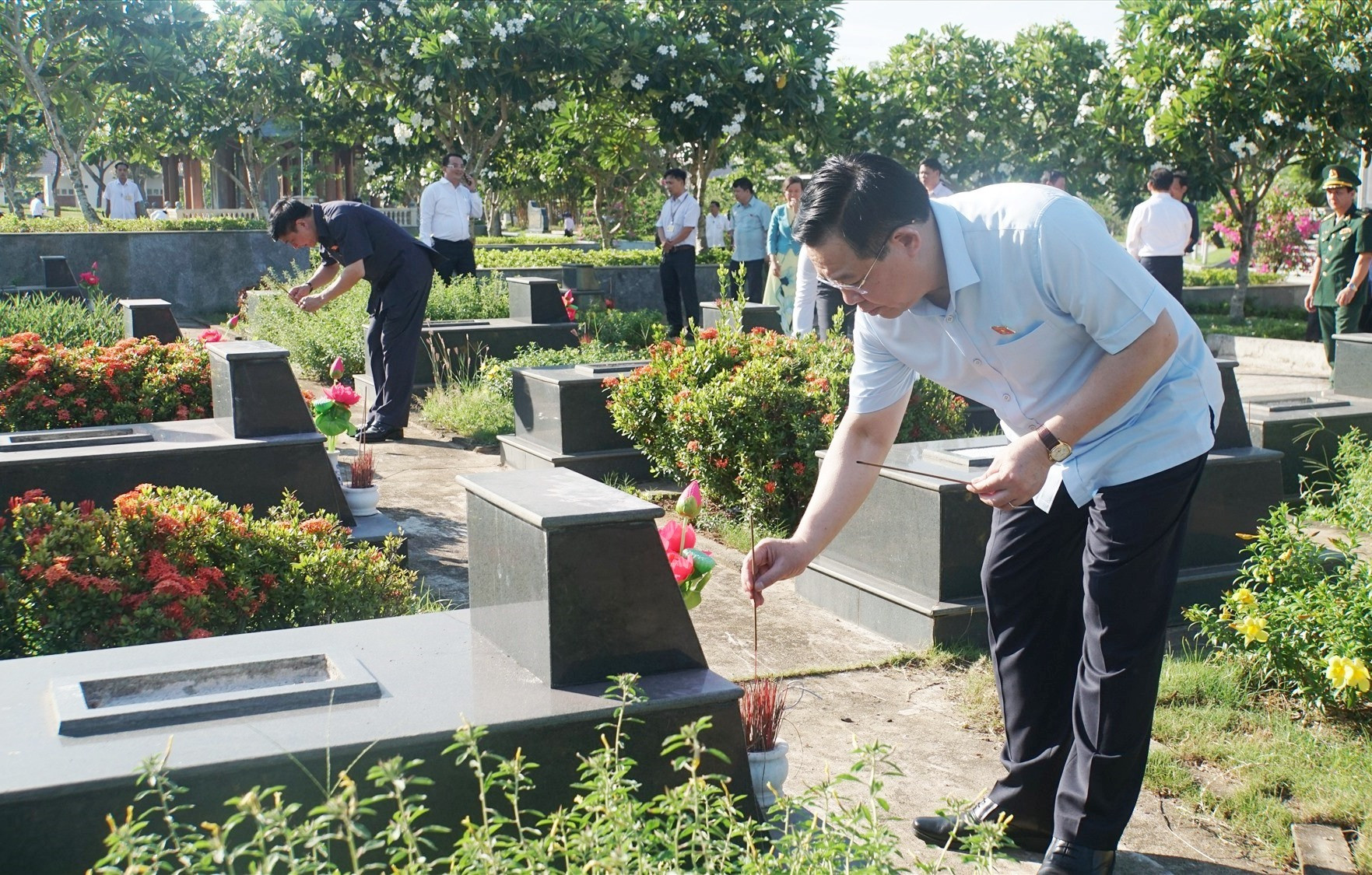Chủ tịch Quốc Hội Vương Đình Huệ thắp hương tại nghĩa trang liệt sỹ tỉnh nhân dịp kỷ niệm 75 năm ngày Thương binh liệt sỹ.