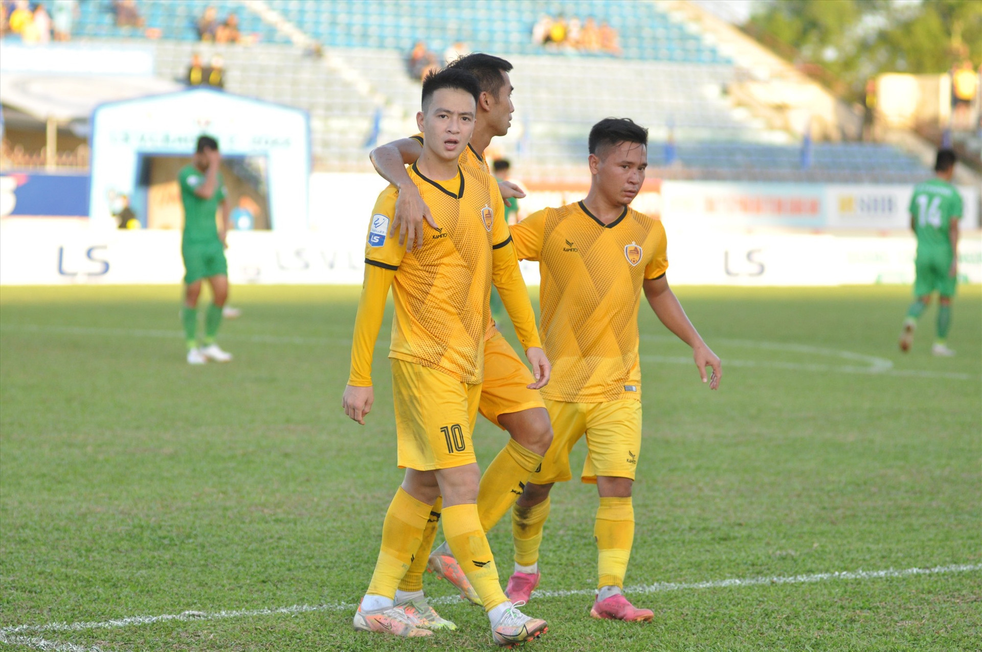 Ngọc Hà (số 10) ghi bàn thắng duy nhất giúp Quảng Nam có chiến thắng trên sân Bà Rịa Vũng Tàu. Ảnh: T.V