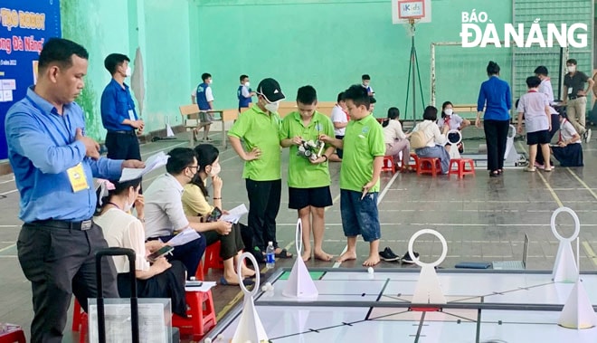 Học sinh Trường Tiểu học Núi Thành tham gia Ngày hội sáng tạo Robot do Thành Đoàn phối hợp với các sở, ban, ngành tổ chức. Ảnh: Đ.H.L