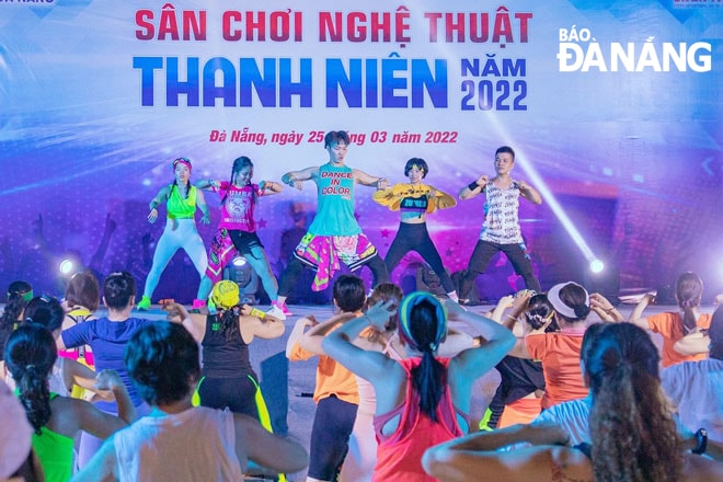 Zumba trở thành trào lưu thể dục thẩm mỹ được giới trẻ Đà Nẵng yêu thích. Ảnh: T.Y