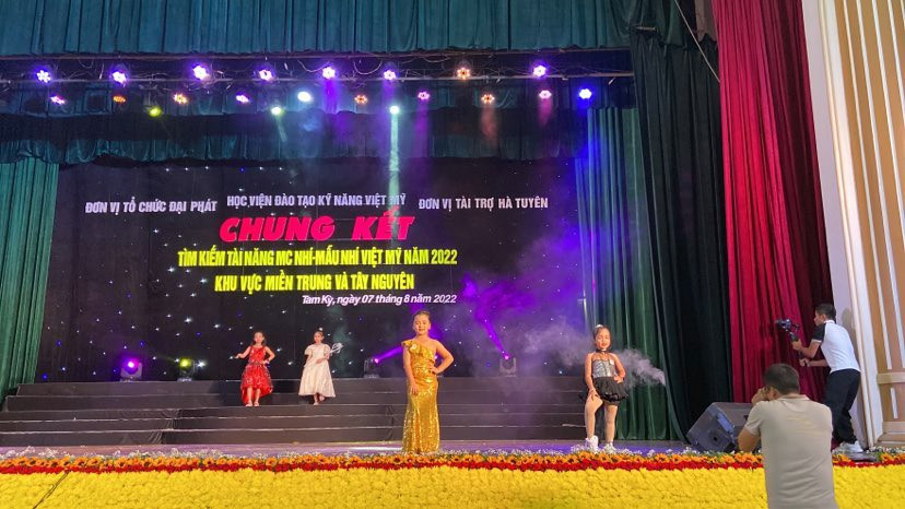 Một tiết mục trong đêm chung kết cuộc thi Tìm kiếm tài năng MC nhí, mẫu nhí Việt - Mỹ năm 2022, khu vực miền Trung - Tây Nguyên.