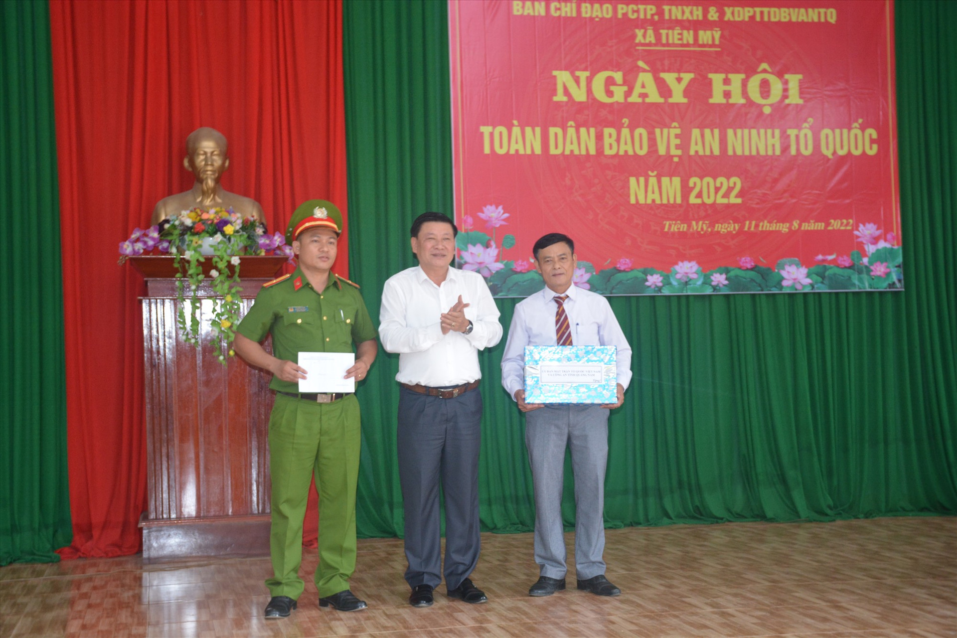 Đồng chí Lê Thái Bình, Phó Chủ tịch Ủy ban MTTQ Việt Nam tỉnh tặng quà chúc mừng ngày hội
