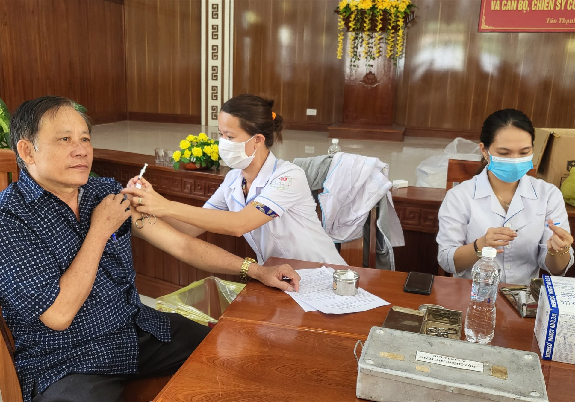 Người dân tiêm vắc xin mũi 4 tại phường Tân Thạnh