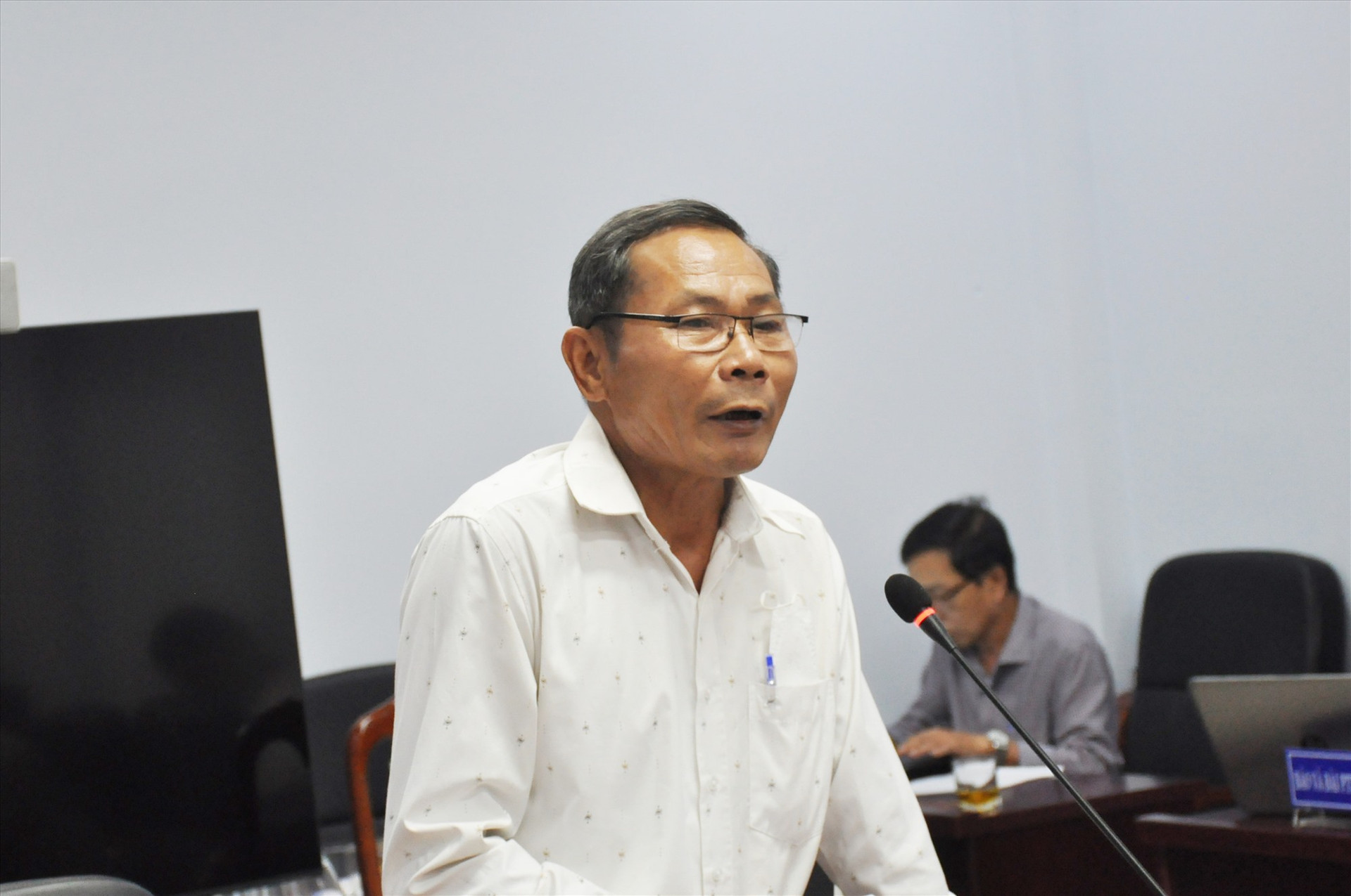 Ông Trần Văn Tiến phản ánh với Thường trực Tỉnh ủy về những băn khoăn đối với chất lượng một sô công trình xây dựng trên địa bàn xã Tiên Cảnh. Ảnh: N.Đ