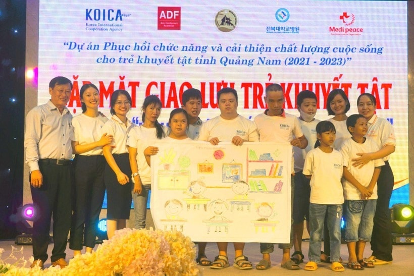 Painting exchange between disabled children in Quang Nam