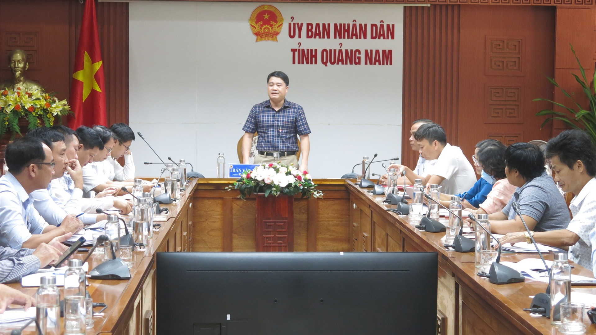 Phó chủ tịch UBND tỉnh Trần Văn Tân chủ trì phiên họp