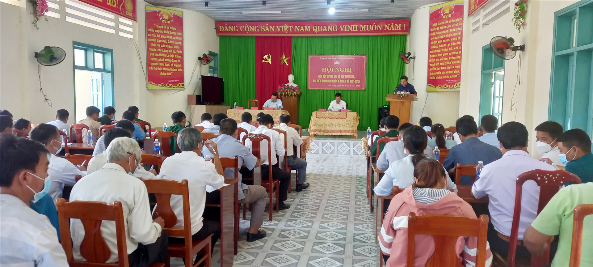 Quang cảnh buổi tiếp xúc cử tri tại huyện Nam Giang.