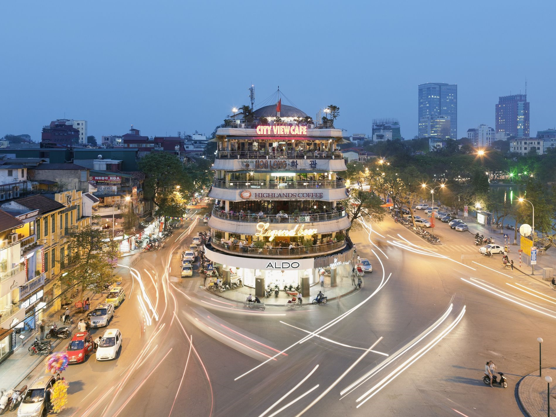 The capital of Vietnam is a destination with a rich culture and history, especially the old quarter near Hoan Kiem Lake. This is the center of tourism in this city, with bustling business streets, bustling nightlife and the planet’s best dishes of Vietnamese cuisine.