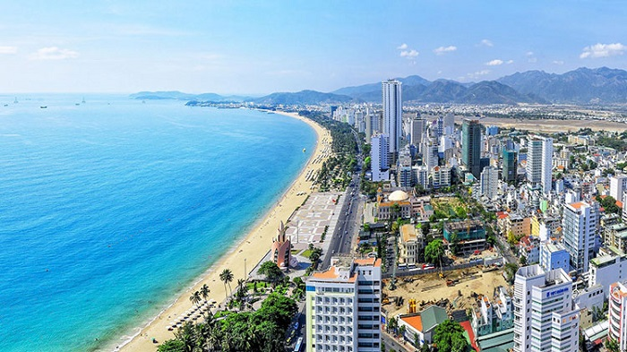 Nha Trang – the beautiful coastal city is a diverse destination. It has both beautiful natural scenery and lots of exciting and exciting activities for those who like adventure games, such as jet skiing, surfing, even flyboarding. flying people) in which the player will be “blown” into the air with a distance of 6 – 10 meters, you will have the feeling of soaring high like “superman” from which to create acrobatics. spectacular.