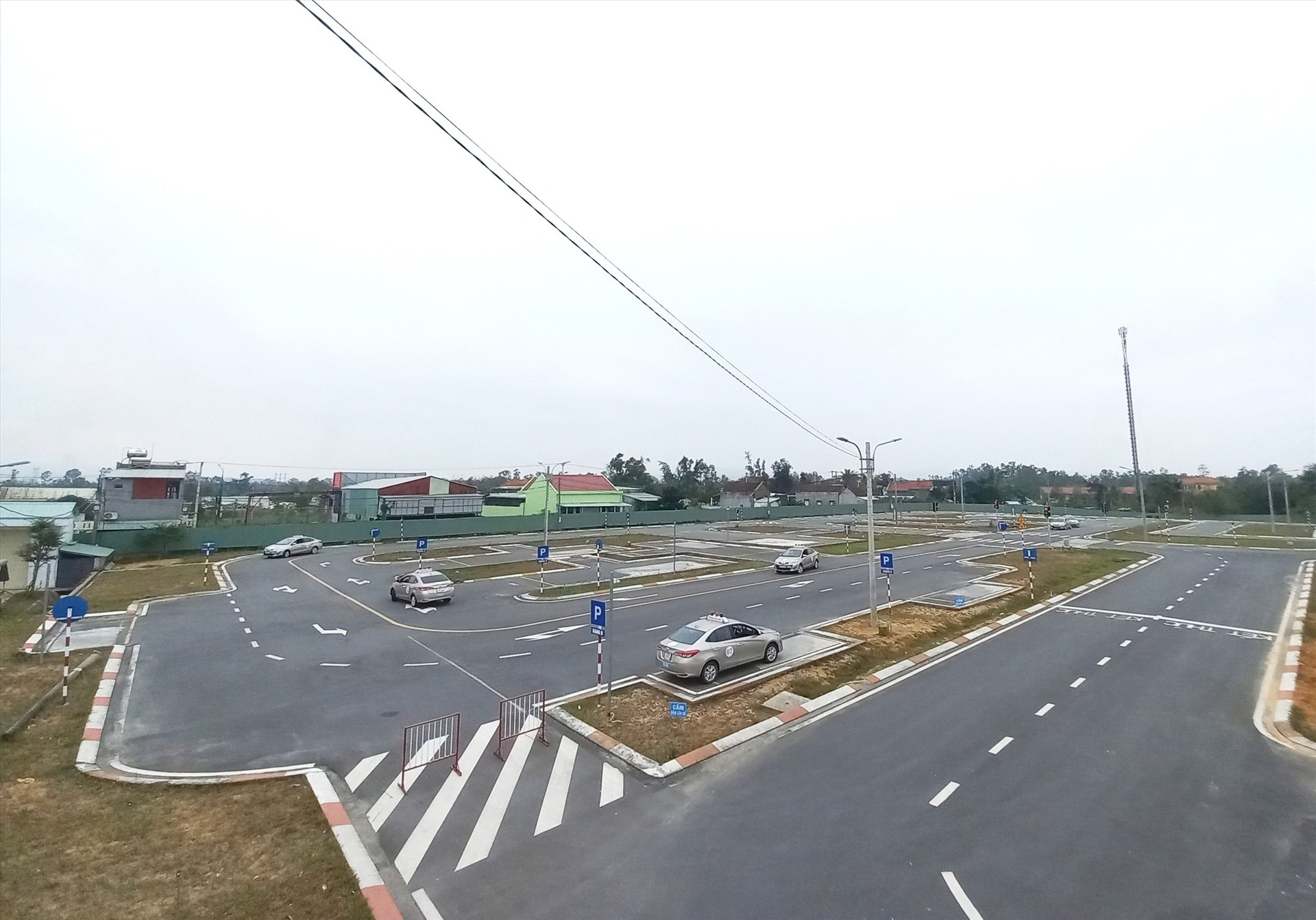 Sân sát hạch của Trung tâm Đào tạo và sát hạch lái xe Phú Ninh được đầu tư hiện đại. Ảnh: SC