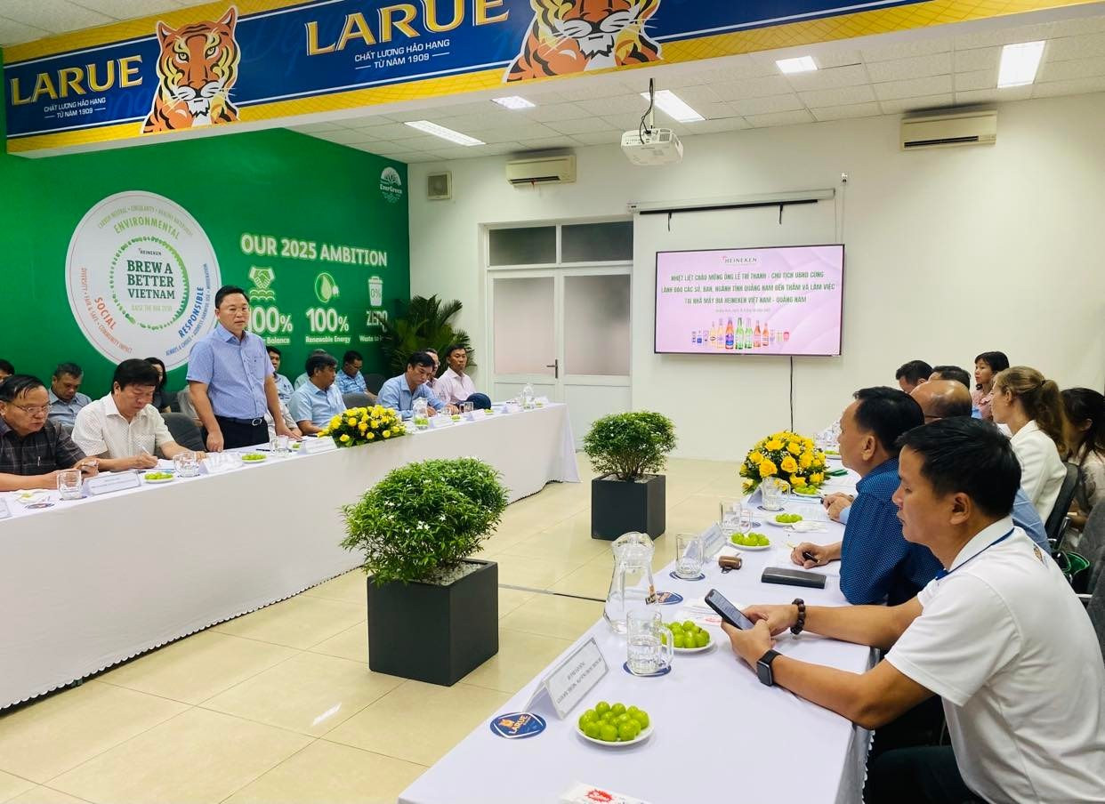 Chủ tịch UBND tỉnh Lê Trí Thanh làm việc với Nhà máy bia Heineken Việt Nam - Quảng Nam. Ảnh: K.L