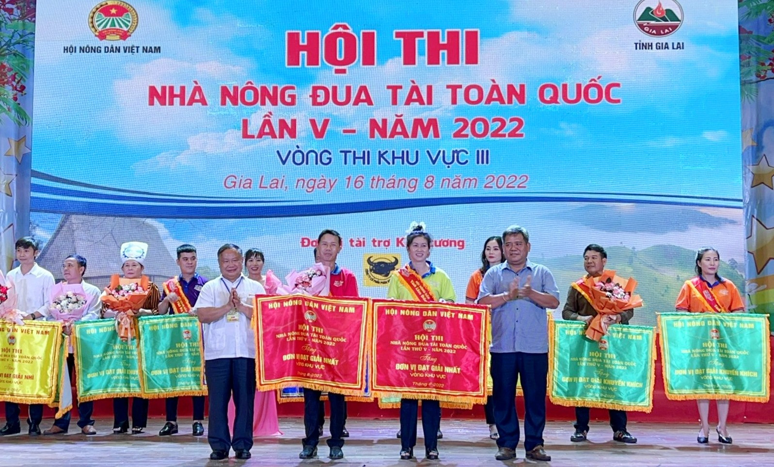 Lãnh đạo Trung ương Hội Nông dân Việt Nam và tỉnh Gia Lai trao giải nhất cho đơn vị Quảng Nam và Lâm Đồng.