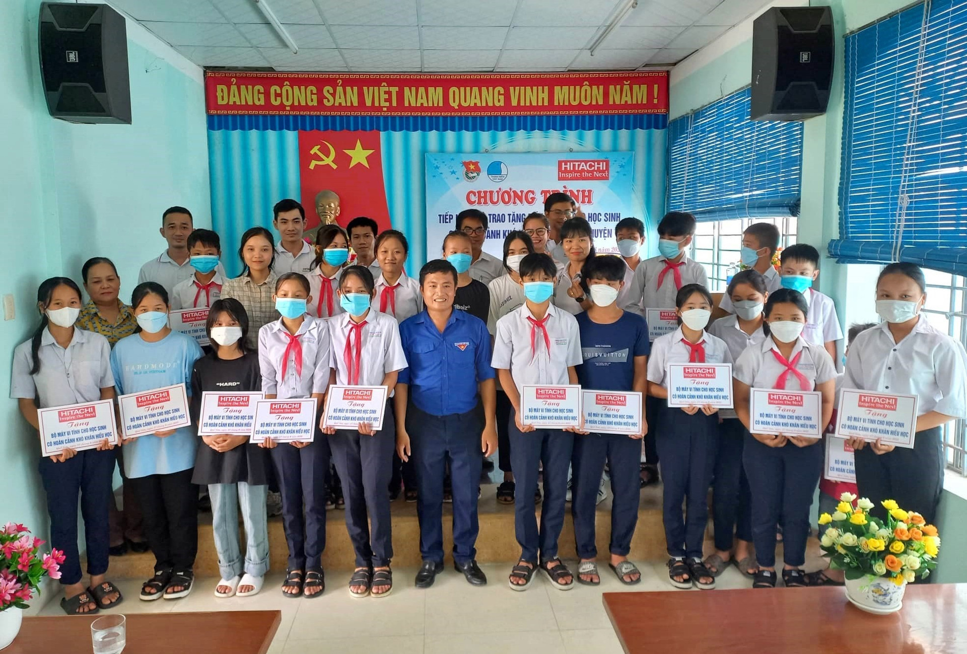 Chương trình trao tặng máy vi tính cho 23 học sinh có hoàn cảnh khó khăn của huyện Quế Sơn. ảnh DT