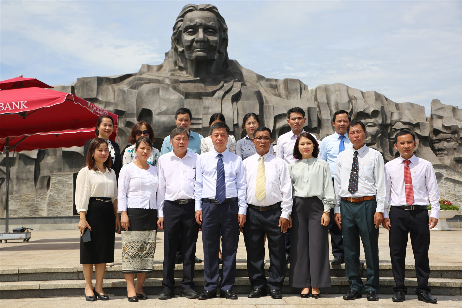 Đoàn đại biểu của Lào chụp ảnh lưu niệm trước tượng đài Mẹ Việt Nam Anh hùng. Ảnh: A.N