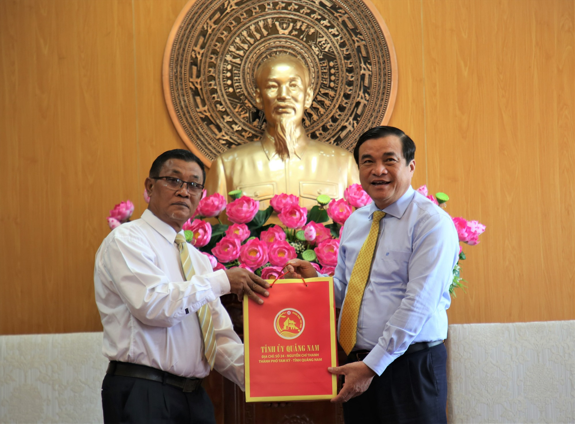 Bí thư Tỉnh ủy Phan Việt Cường tặng quà lưu niệm đồng chí