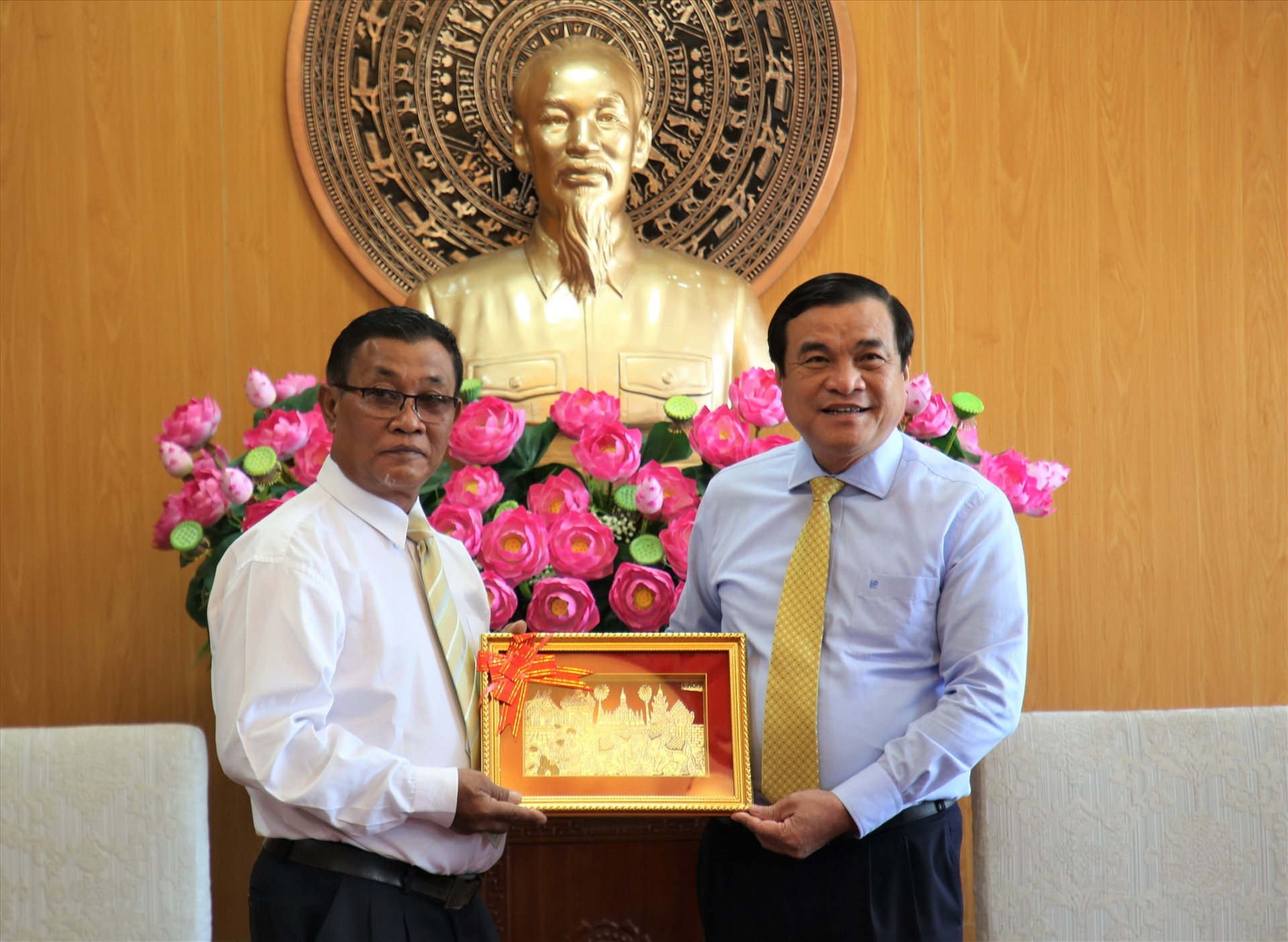 Đại diện lãnh đạo Tạp chí A-lun-may tặng quà lưu niệm đồng chí Phan Việt Cường nhân chuyến thăm, làm việc. Ảnh: A.N