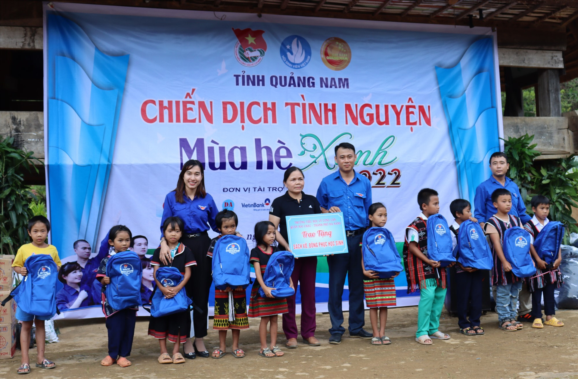 Đoàn trường Cao đẳng Quảng Nam tặng sách vở, đồng phục cho học sinh trường Tiểu học Tr'Hy. Ảnh H.Thúy