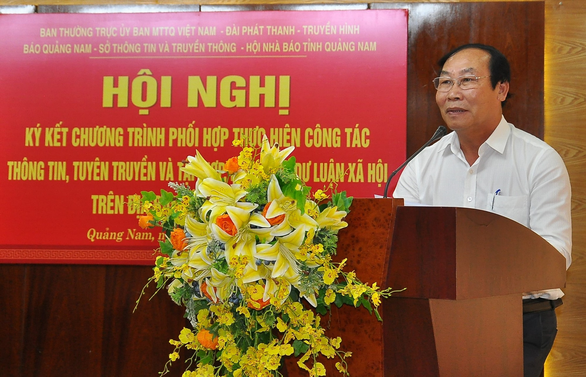 Chủ tịch Ủy ban MTTQ Việt Nam tỉnh Võ Xuân Ca phát biểu tại hội nghị. Ảnh: V.A