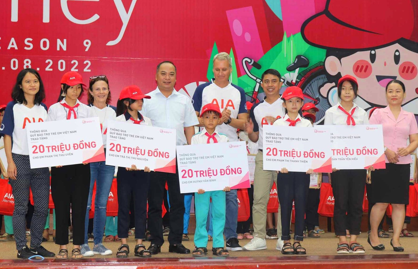 AIA Việt Nam trao tặng 5 hợp đồng bảo hiểm nhân thọ trị giá 20 triệu/hợp đồng cho 5 trẻ em khó khăn tại Quảng Nam. Ảnh: HOÀNG LIÊN