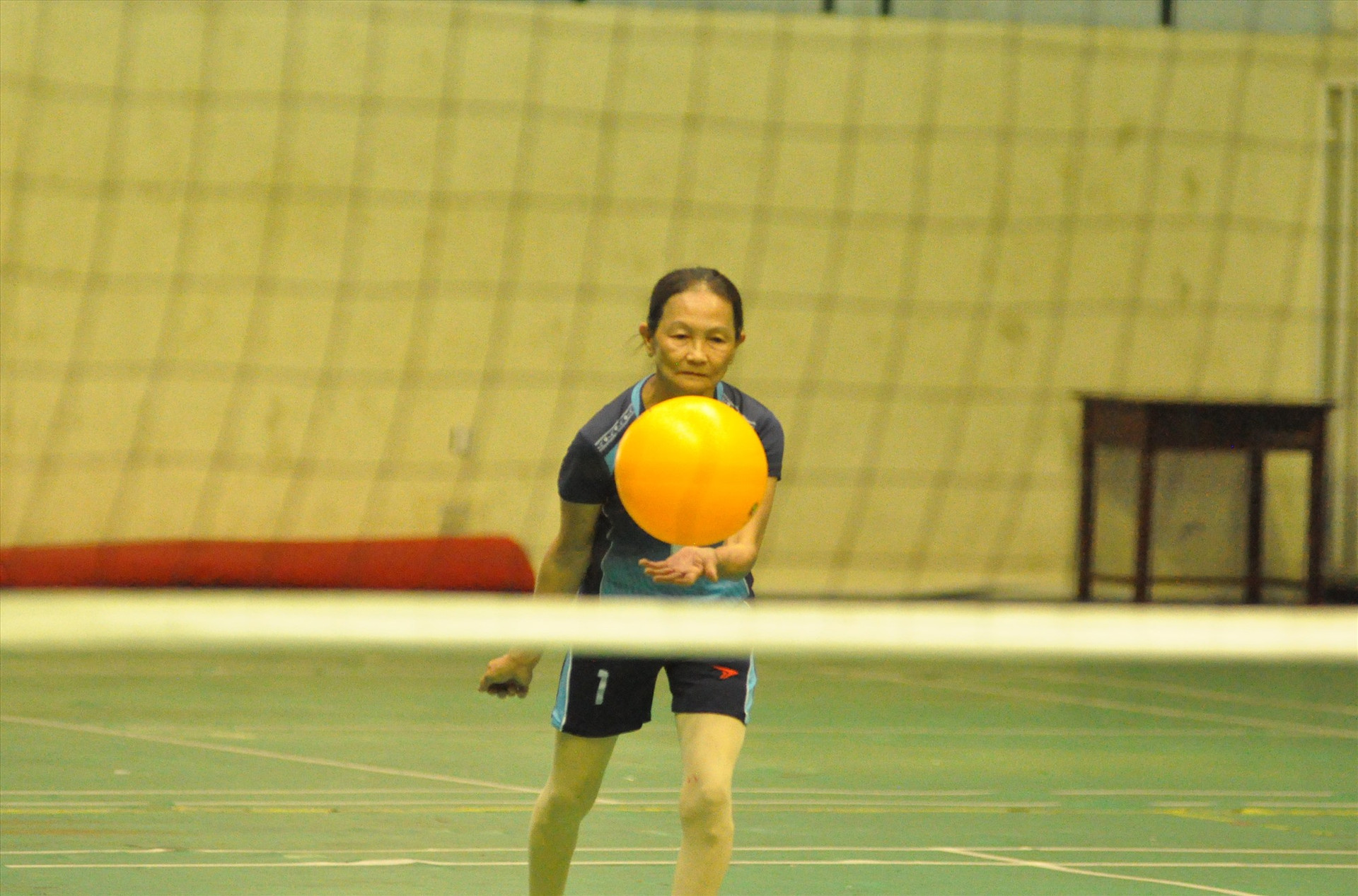 Một nữ vận động viên của đội bóng người cao tuổi huyện Nông Sơn. Ảnh: A.S