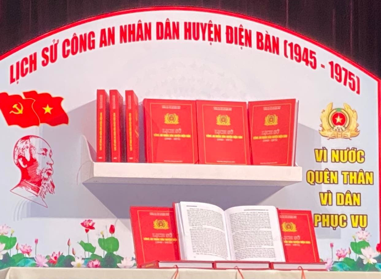 Tác phẩm “Lịch sử Công an nhân dân huyện Điện Bàn” được xem là nguồn tư liệu quý của Công an Điện Bàn xuyên suốt quá trình sử hình thành, phát triển. Ảmh: K.L