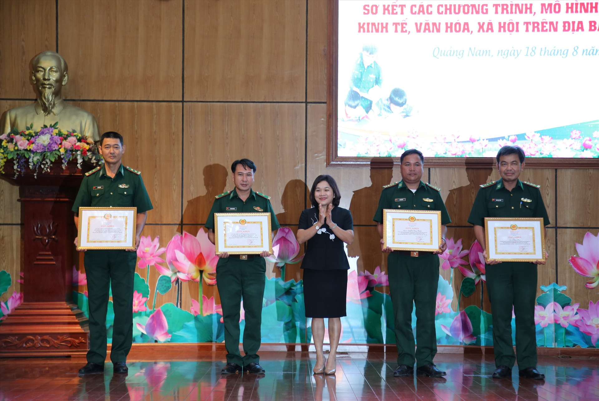 Trưởng ban Dân vận Tỉnh ủy Huỳnh Thị Thùy Dung trao giấy khen cho các cá nhân, tập thể. Ảnh: A.N