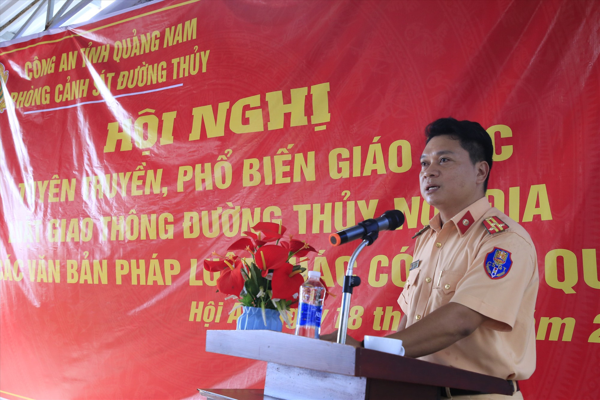 Thượng tá Đinh Việt Trung - Trưởng Phòng Cảnh sát đường thủy phát biểu tại buổi tuyên truyền. Ảnh: T.C