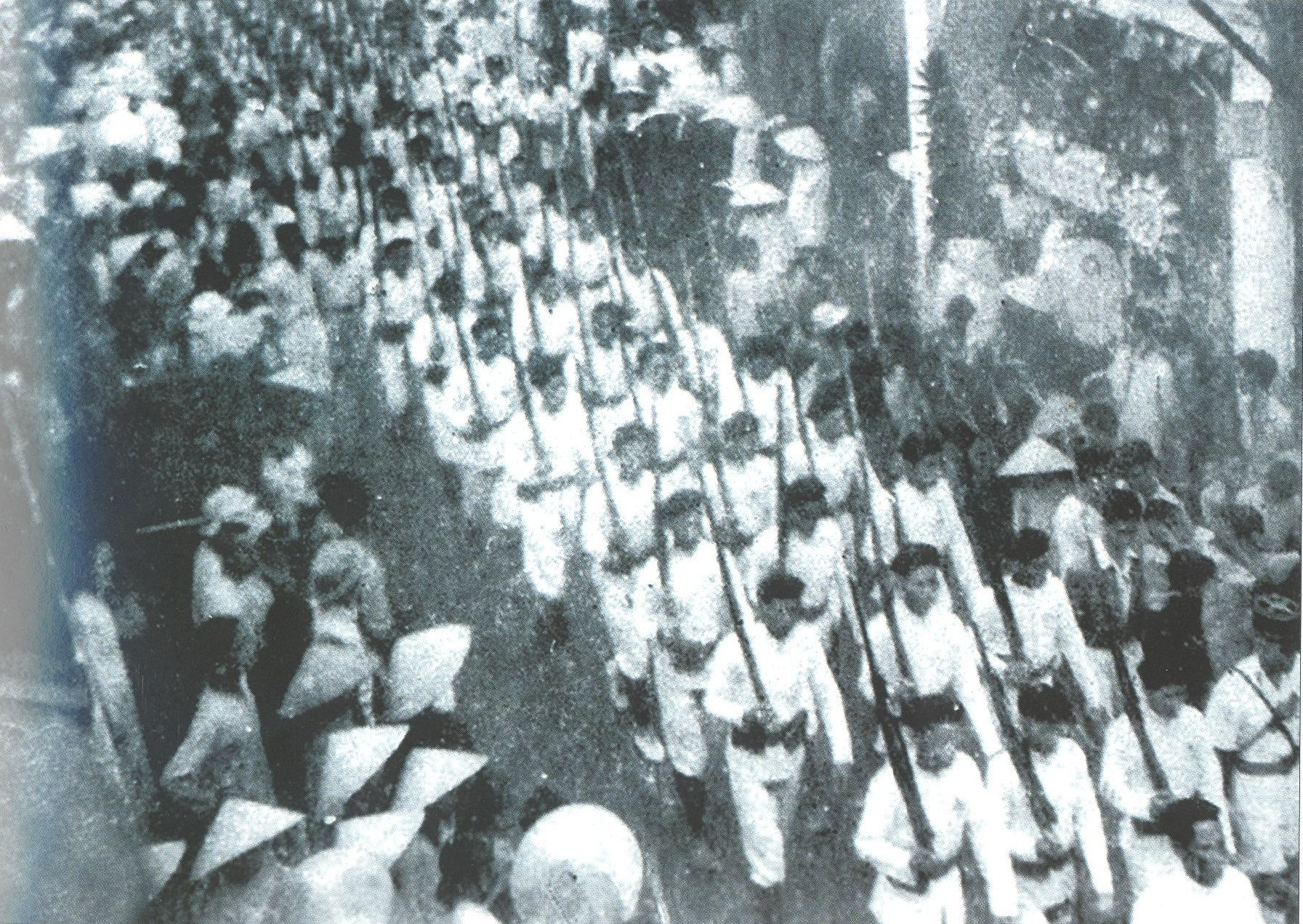 Lực lượng Bảo an của địch sau khi làm binh biến và tham gia khởi nghĩa đã cùng với nhân dân và lực lượng vũ trang cách mạng diễu hành trong lễ ra mắt Ủy ban nhân dân cách mạng lâm thời tỉnh Quảng Nam tại Hội An (25.8.1945). Ảnh tư liệu