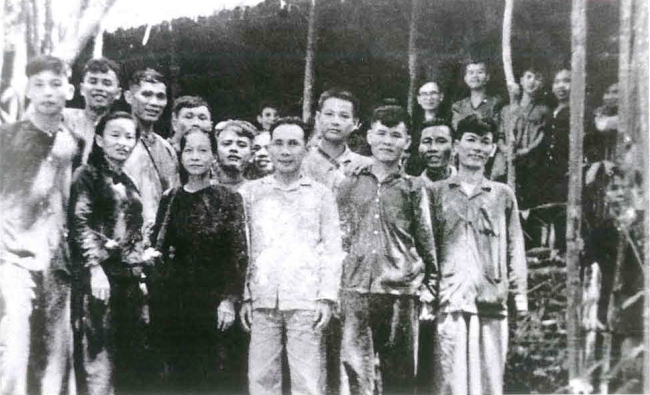 Đồng chí Võ Chí Công thứ ba phải sang (hàng đầu) cùng ủy ban bạo động khởi nghĩa giành chính quyền Quảng Nam năm 1945. Ảnh tư liệu
