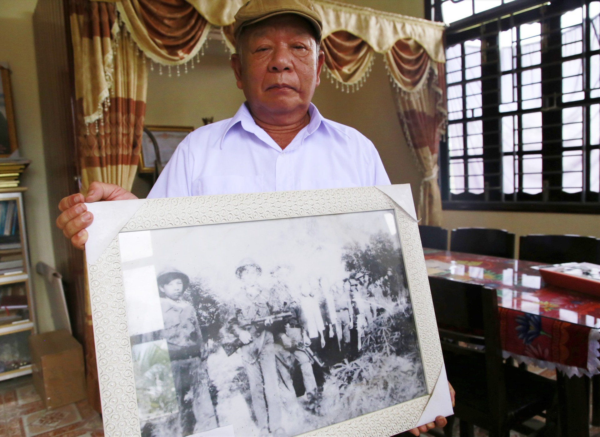 Bức ảnh đội du kích Sơn Lãnh, kỷ vật ông Mai Xuân Hương còn giữ lại sau cuộc chiến. Ảnh: T.C