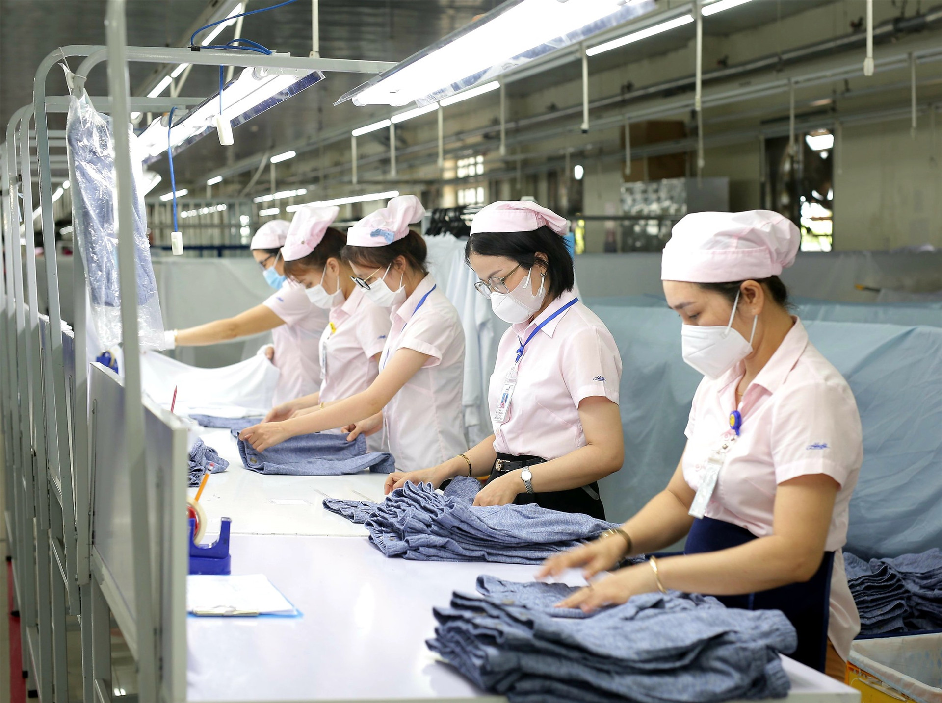 Nhờ nỗ lực thu hút doanh nghiệp vào đầu tư, hàng nghìn lao động nông thôn của Quế Sơn có công ăn việc làm ổn định tại các nhà máy, xí nghiệp. Ảnh: N.S