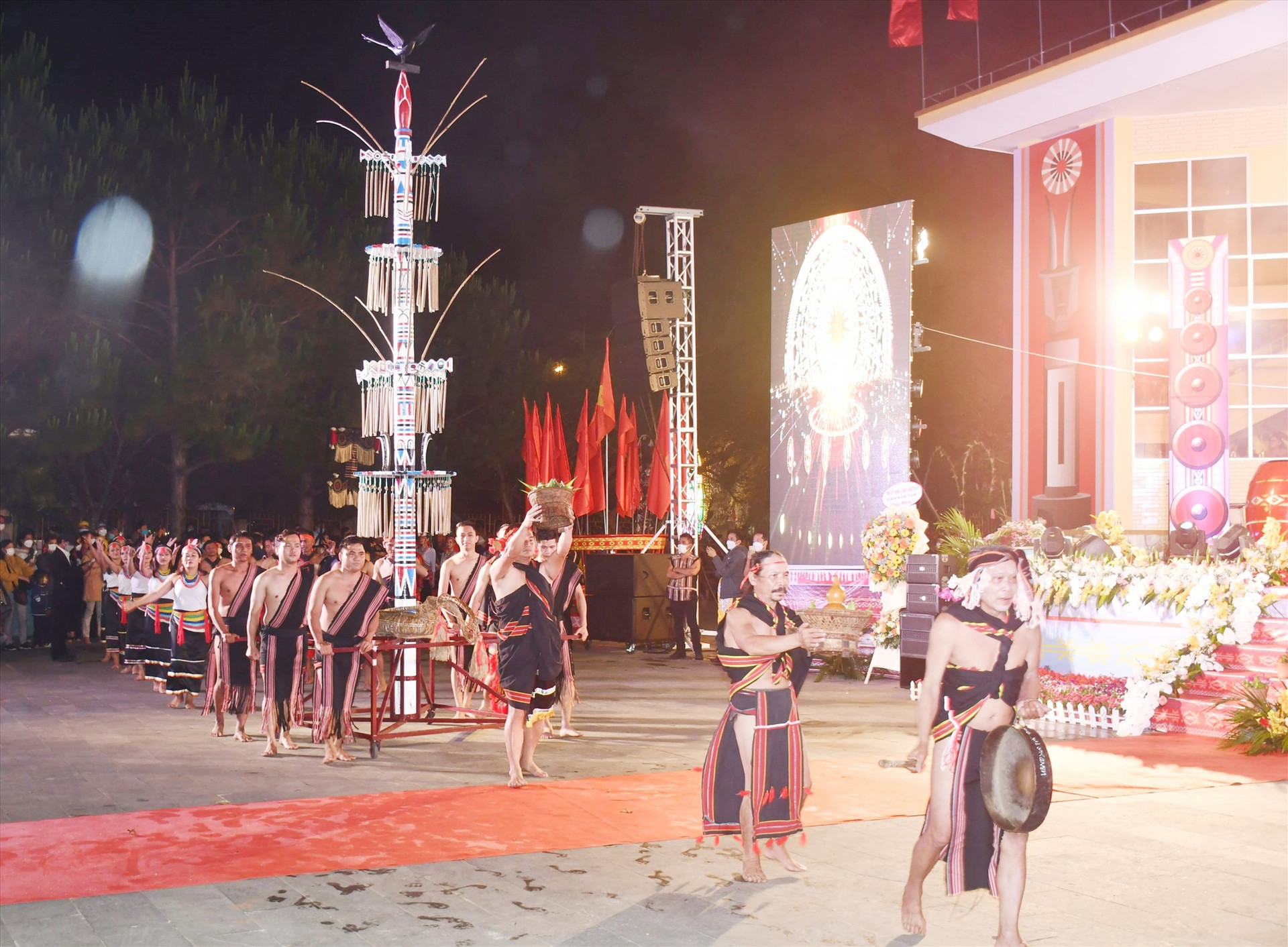 Nghi thức rước cây nêu truyền thống sẽ được tái hiện tại không gian Lễ hội văn hóa các dân tộc huyện Bắc Trà My - năm 2022. Ảnh: V.B