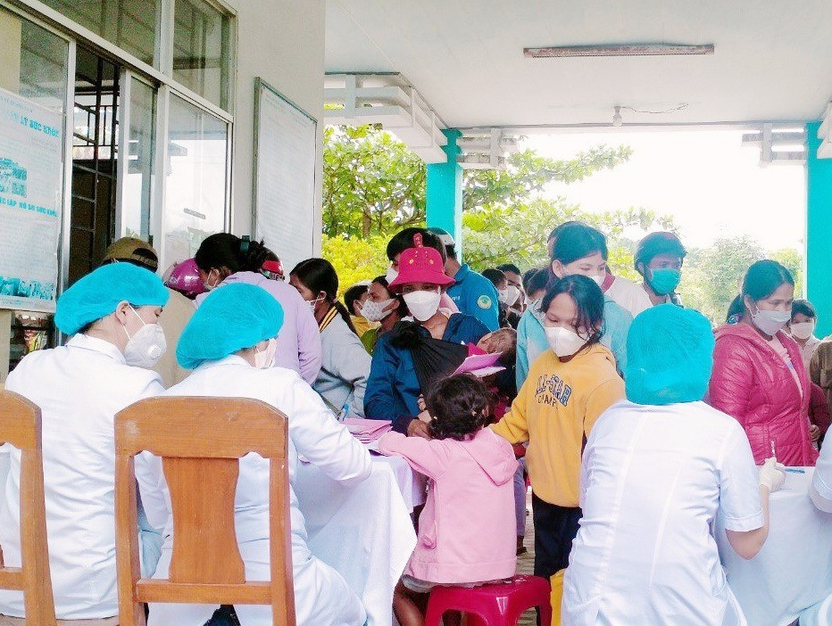 Đoàn y bác sĩ Trung tâm Y tế huyện Bắc Trà My tổ chức hoạt động tình nguyện khám bệnh, tặng thuốc cho người dân ở xã Trà Nú. Ảnh: Trà My