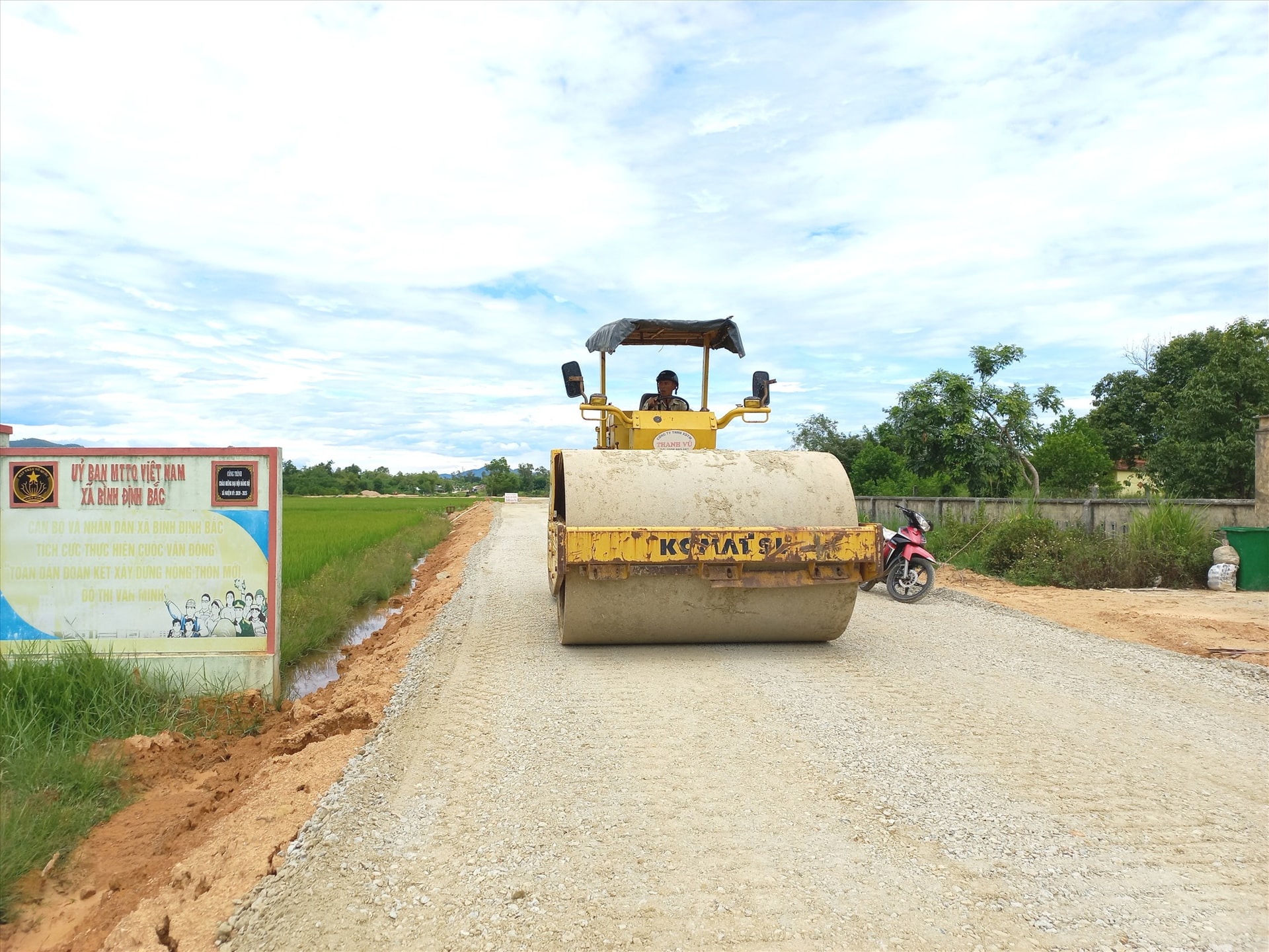 Thi công kiên cố hóa đoạn tuyến ĐH đi qua xã Bình Định Bắc. Ảnh: C.T