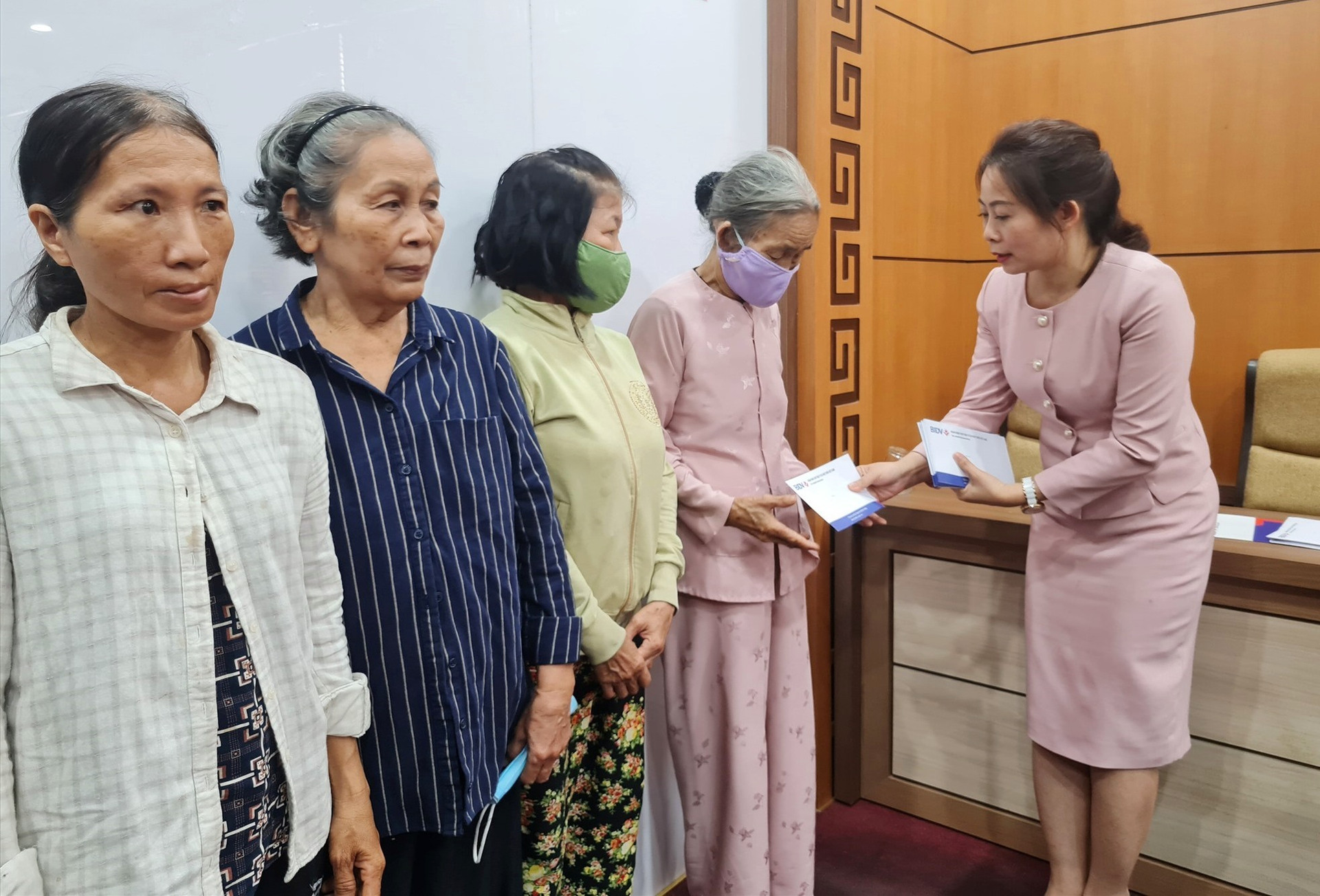 Đại điện Lãnh đạo BIDV Quảng Nam trao quà cho người dân. Ảnh: D.L