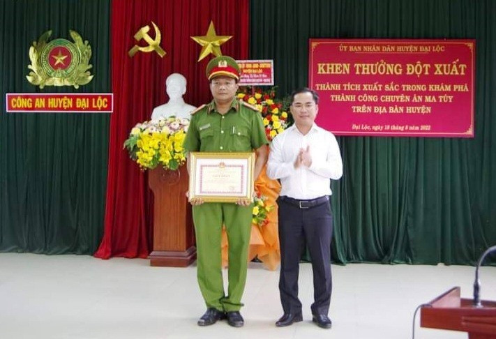 Chủ tịch UBND huyện Đại Lộc - Lê Văn Quang khen thưởng tập thể Công an huyện vì thành tích phá án ma túy. Ảnh: T.N