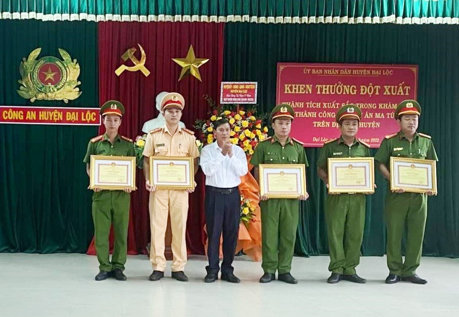 UBND huyện Đại Lộc khen thưởng 5 cá nhân có thành tích xuất sắc trong chuyên án. Ảnh: T.N