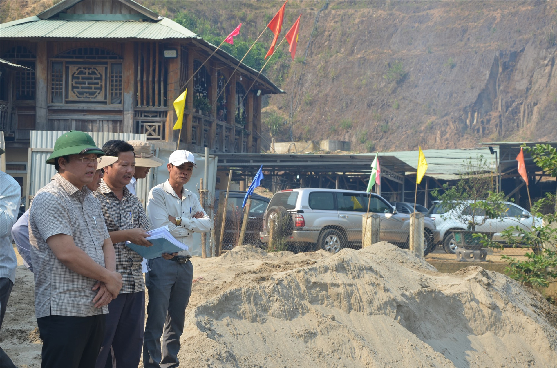 Chủ tịch UBND tỉnh Lê Trí Thanh trong chuyến kiểm tra khai thác vàng tại khu vực Bãi Muối, xã Phước Thành (Phước Sơn) năm 2019