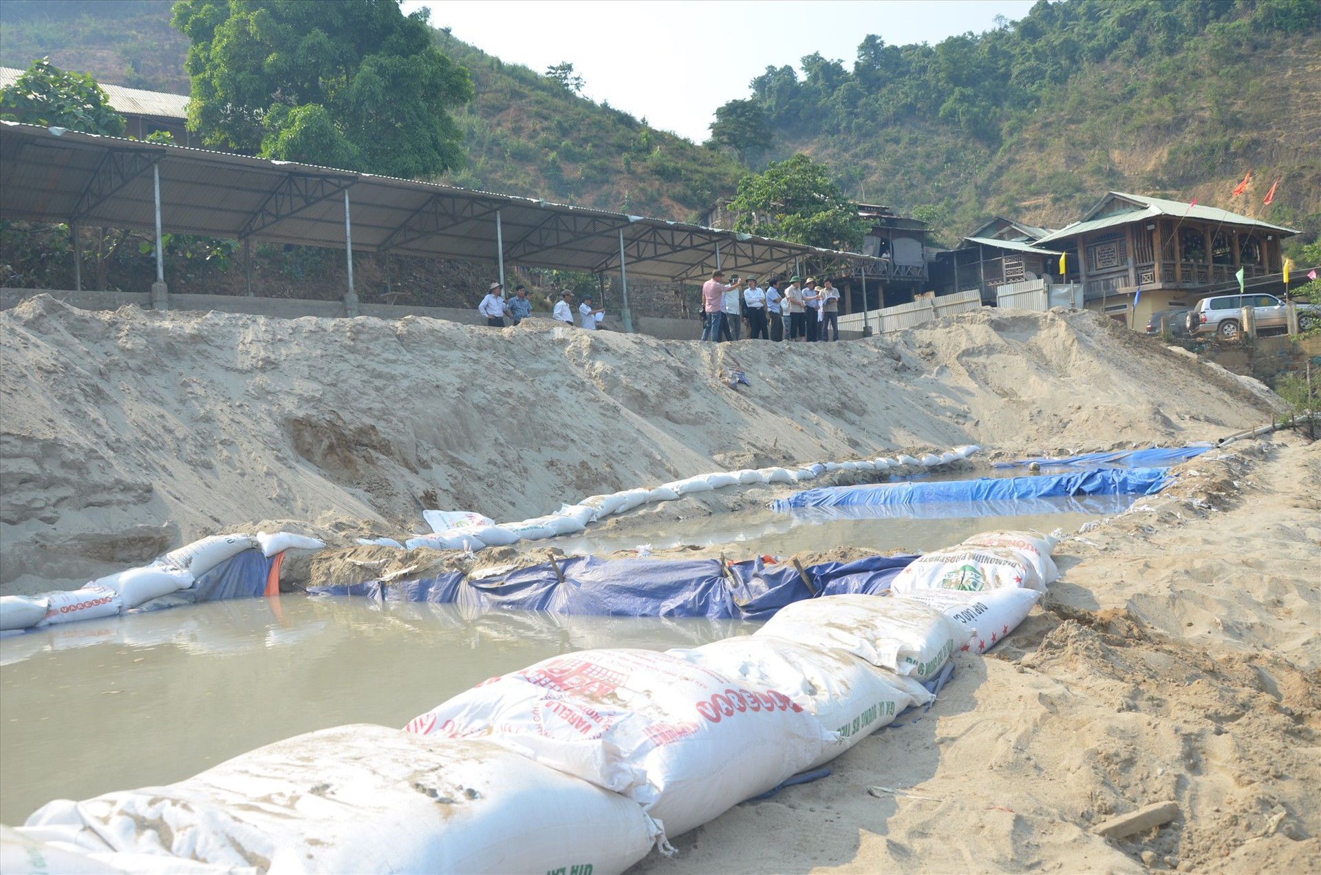 Bể lắng chứa chất thải xây dựng khá tạm bợ của Công ty TNHH Phước Minh tại khu vực Bãi Muối (xã Phước Thành, Phước Sơn)