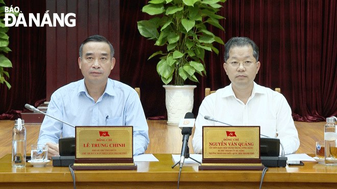 Bí thư Thành ủy Nguyễn Văn Quảng (bên phải) và Chủ tịch UBND thành phố  Lê Trung Chinh chủ trì hội nghị. Ảnh: TRIỆU TÙNG