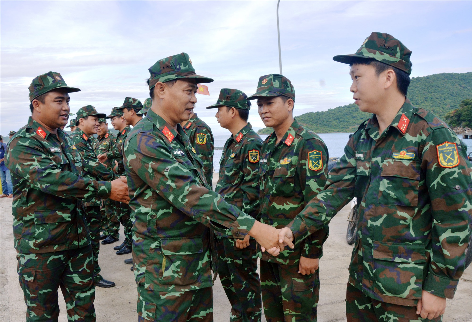 Đại tá Lê Trung Thành, UVBTV Tỉnh ủy, CHT Bộ CHQS tỉnh kiểm tra các đơn vị đang làm nhiệm vụ trên đảo Cù Lao Chàm.