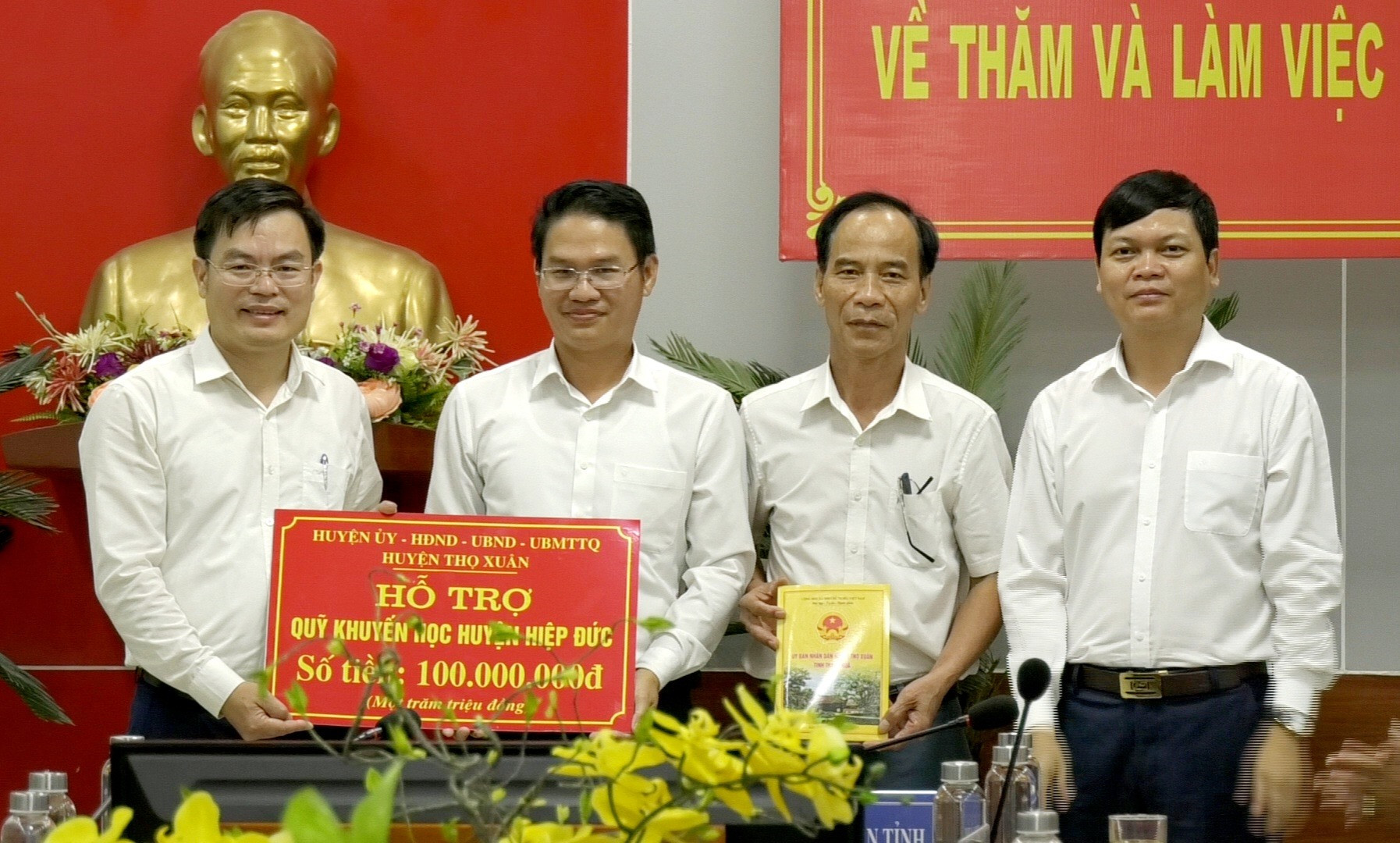 Lãnh đạo huyện Thọ Xuân trao biểu trưng hôc trợ 100 triệu đồng cho huyện Hiệp Đức. Ảnh: T.H