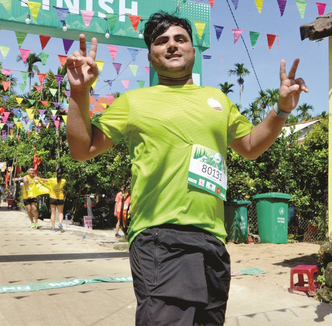VĐV Asmish Kumar (Ấn Độ) về đích cự ly 32km.