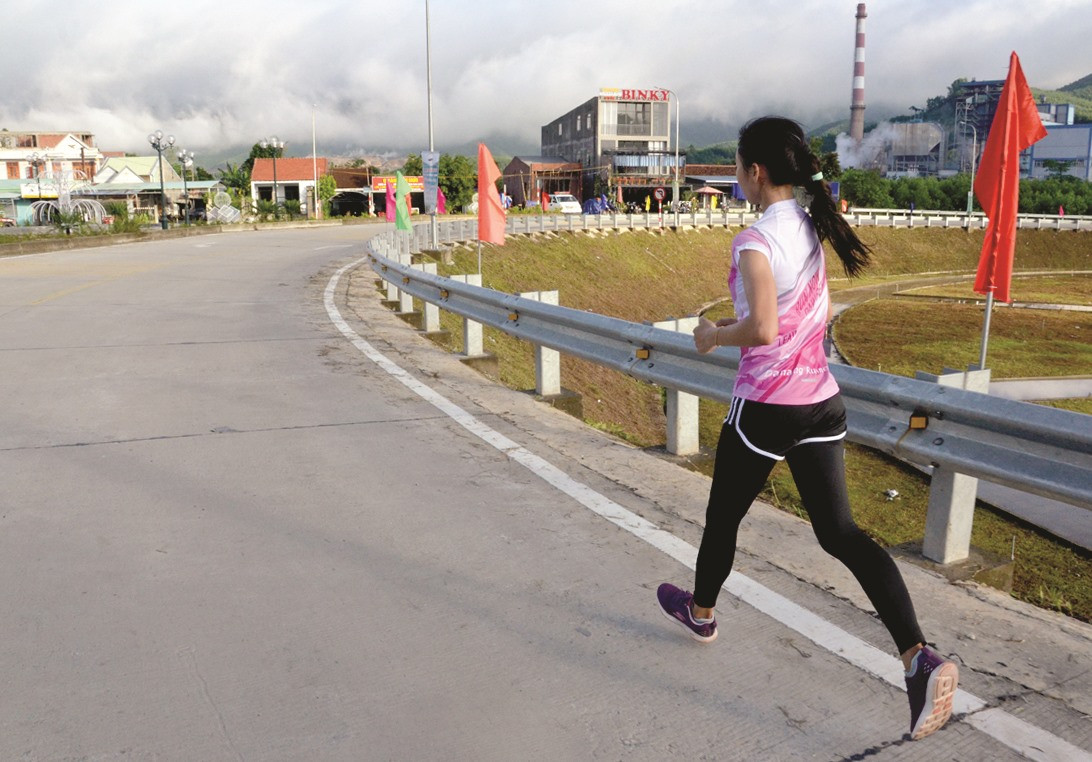 VĐV Thái Thị Kim Ngân (Đà Nẵng), bứt tốp qua cầu Nông Sơn về đích sớm nhất ở cự ly 21km nữ.
