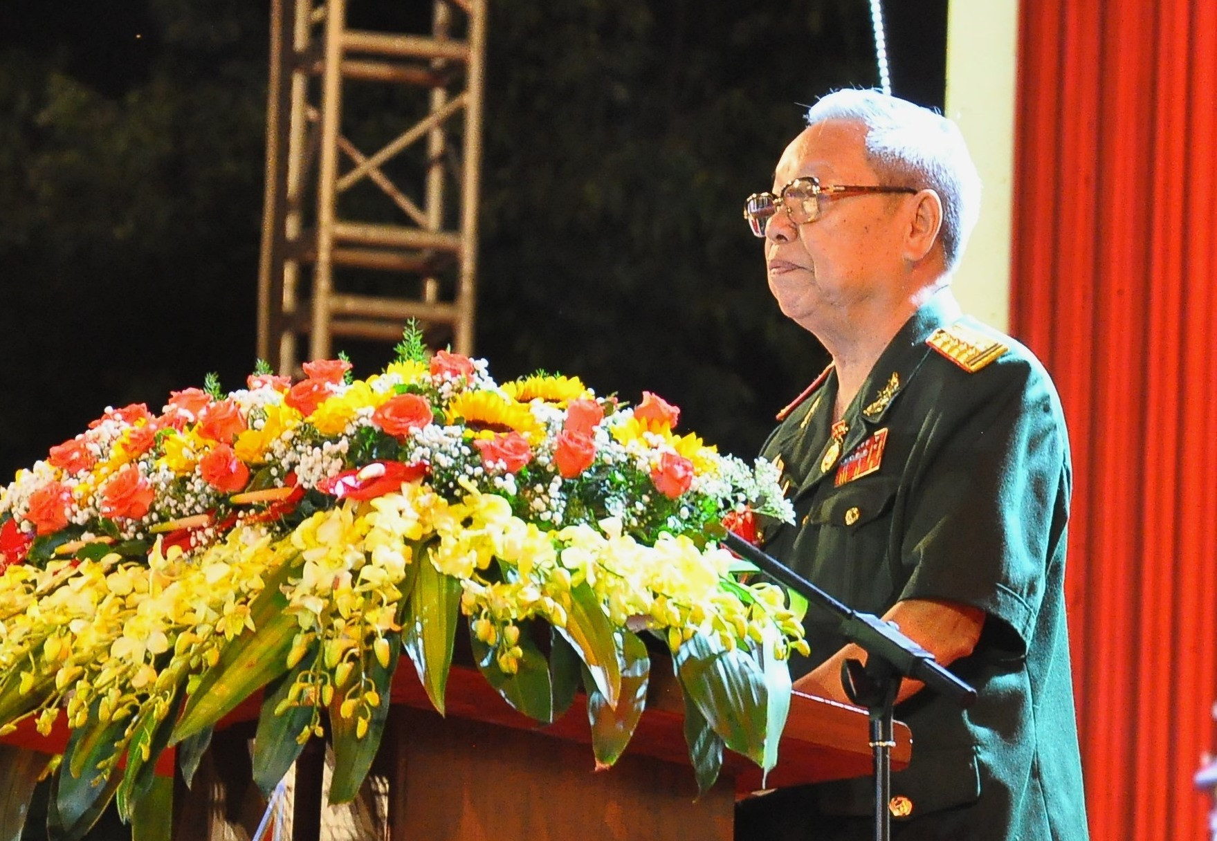 Đại tá Hoàng Minh Tiến - đại diện cựu chiến binh các đơn vị tham gia chiến đấu kể lại ký ức trận đánh Cấm Dơi. Ảnh: S.A