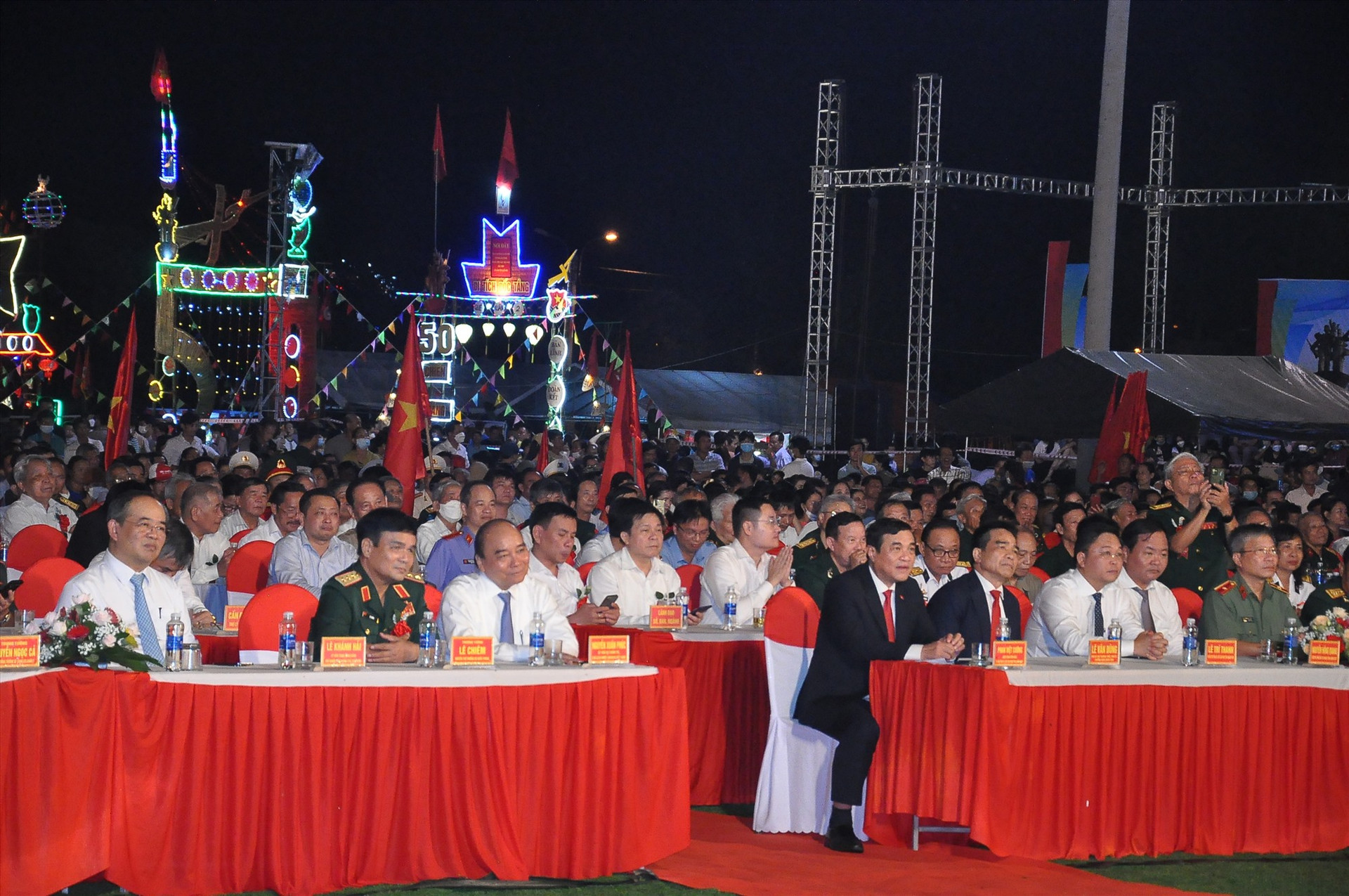 Chủ tịch nước Nguyễn Xuân Phúc cùng các đồng chí lãnh đạo tỉnh và các đại biểu tham dự buổi lễ. Ảnh: S.A