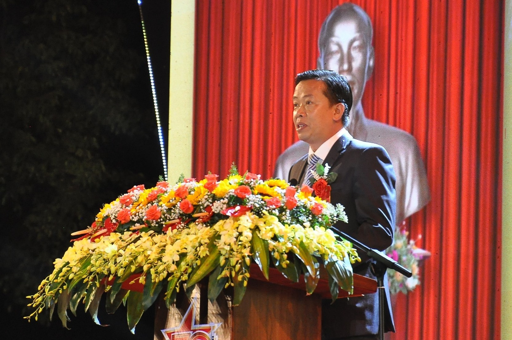 Ông Đinh Nguyên Vũ - Bí thư Huyện ủy Quế Sơn trình bày diễn văn tại lễ kỷ niệm. Ảnh: S.A